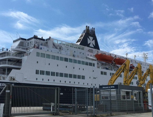 Løsning i sigte for forurenede havnebyer: Sæt strøm til færgerne